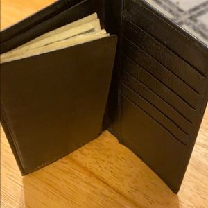 Gucci Authentic men’s Wallet in all Black.